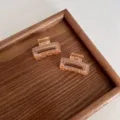 Paire de mini pinces à cheveux carrées orange transparent de 4 cm sur plateau bois. - Lot de 2 / Orange Transparent