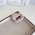 Pince à cheveux élégante en peluche beige en forme de cœur pour les styles d'hiver - M / Cœur Kaki
