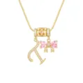 Detail einer Goldkette mit Buchstabe A und rosa Schleifenanhänger mit Zirkonia-Besatz - Buchstabe T / Anhänger + Boxkette (45+5cm) / Gold