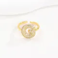 Detail van de fonkelende pavé-gezette letter G op een goudkleurige open ringband. - Letter G Stijl