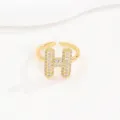 Detail van een gouden bubble-initiaal-H-ring met fonkelende pavé-steentjes voor dames. - Letter H Stijl