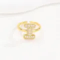 Gedetailleerd overzicht van een goudkleurige ring met ballonletter I en zirkonia. - Letter I Stijl