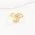 Detailopname van een vergulde ring met letter J en zirkonia-steentjes - Letter J Stijl