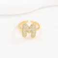 Gedetailleerde weergave van verstelbare gouden ring met letter M en sprankelend pavé - Letter M Stijl