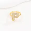 Gedetailleerde close-up van een vergulde open ring met de letter P en glanzende steentjes - Letter P Stijl