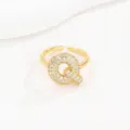 Elegante gouden verstelbare ring met bubble letter Q en fonkelende zirkoniasteentjes - Letter Q Stijl