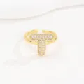 Detailopname van een vergulde open ring met een sprankelende kristallen letter T - Letter T Stijl