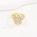 Gedetailleerde weergave van gouden ring met letter W en fonkelende zirkoniasteentjes - Letter W Stijl