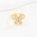Detailopname van een gouden ring met een sprankelende letter X in trendy bubble-stijl. - Letter X Stijl