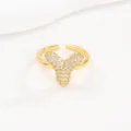 Detail van een goudkleurige open ring met een sprankelende met kristallen ingelegde ballonletter Y - Letter Y Stijl