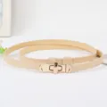 Minimalistische smalle damesceintuur met gouden draaisluiting voor elegante jurken. - Abrikoos