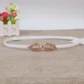 Cintura sottile da donna in pelle bianca con elegante fibbia dorata a foglia e con perle. - Bianco