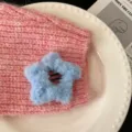 Adorable pince à cheveux étoile en peluche bleu clair pour filles sur tricot rose - Bleu