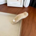 Pince à cheveux en peluche beige avec une grande perle blanche pour la coiffure automne-hiver - Chameau
