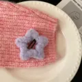 Barrette à cheveux étoile en peluche lavande avec clip BB noir sur tricot rose doux - Mauve Clair