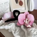 Grande pince à cheveux avec d'élégantes fleurs d'orchidées roses 3D et une perle centrale - Pince Orchidée / Rose Bonbon