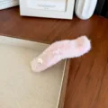 Barrette en peluche rose élégante avec perle pour les coiffures d'automne et d'hiver. - Rose Clair