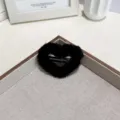 Pince à cheveux mignonne en forme de cœur noir en peluche, accessoire minimaliste - Cœur / Noir