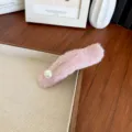 Élégante pince à cheveux en peluche rose avec une grande perle blanche d'hiver - Rose Poudré
