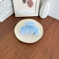 Pince à cheveux en peluche bleu clair avec texture douce pour coiffures d'hiver - Bleu ciel