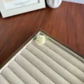 Élégante pince à cheveux fleur en tissu blanc faite main avec feuille verte sur plateau - Fleur Unique / Blanc Cassé
