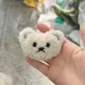 Broche d'ours en peluche crème mignonne pour sacs et vêtements, accessoire fait main - Style Ouverture Arrière / Abricot