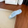 Pince à cheveux élégante en peluche bleu clair ornée d'une grande perle blanche - Bleu clair