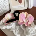 Grande pince à cheveux orchidée élégante avec finition velours noir et détail perle - Pince Orchidée / Rose Pêche