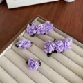 Elegante handgemaakte paarse lint camelia bloem haarspelden in een sieraden display - Lichtpaarse Set