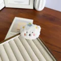 Adorable tête d'ours en peluche blanche avec chapeau rayé bleu pour bijoux de bricolage - Style Ouverture Arrière / Blanc Lait