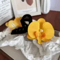Grande pince à cheveux noire ornée de deux orchidées Phalaenopsis jaunes vives - Pince Orchidée / Jaune vif