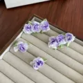 Handgemaakte paarse en witte lintbloem haarspeldjes in een sieradendisplayhouder - Gemengd Paars Set