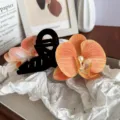 Grande pince à cheveux élégante avec fleurs d'orchidées orange et centre perle - Pince Orchidée / Orange