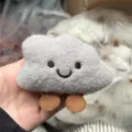 Pendentif nuage en peluche gris mignon avec visage souriant brodé et pieds marrons - Style de Broche / Gris