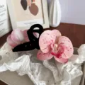 Grande pince à cheveux orchidée avec pétales roses mouchetés et accent perle - Pince Orchidée / Rose Pêche