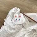 Adorable accessoire tête de lapin en peluche blanche pour pinces à cheveux ou broches - Lapin Heureux