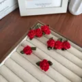 Handgemaakte rode rozen lint haarclips met groene bladeren op een sieradendisplay - Rode Set