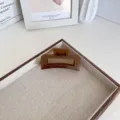 Grande pince à cheveux carrée ambre pour cheveux épais, design minimaliste - Blocs Carrés Moyens / 8.5cm / Café Gelée