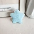Hellblauer Plüsch-Stern-Haarclip auf neutralem Grund - Stern - Blau