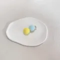 Barrette à cheveux mignonne minimaliste avec pompons jaune et bleu sur un plateau blanc - Jaune Bleu