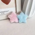 Weiche Plüsch-Stern-Haarspangen in Pastellrosa und Blau für süßes Herbst- und Winter-Styling - Rosa + Blau