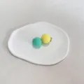 Barrette à cheveux mignonne avec pompons en peluche bleu et jaune sur plateau blanc - Jaune-vert