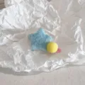 Süße hellblaue Plüsch Stern Haarklammer mit einem kleinen gelben flauschigen Bommel - Gelber Pompon
