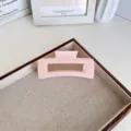 Grande pince à cheveux carrée minimaliste rose pâle présentée sur un plateau beige - Grand Carreaux / 10.5cm / Rose Gelée