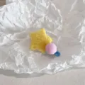 Süße plüschige Haarspange in Sternform mit gelbem Fell, rosa Bommel und blauem Seitenclip - Rosa Bommel