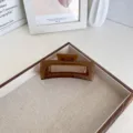 Grande pince à cheveux carrée ambre brun pour le coiffage des cheveux épais et chignons - Grand Carreaux / 10.5cm / Café Gelée