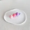 Pince à cheveux mignonne avec trois pompons colorés sur une pince croco violette - Trois Violets