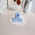 Pince à cheveux élégante en peluche bleue avec nœud blanc pour coiffures d'hiver - Bleu ciel
