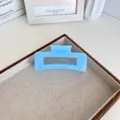 Grande pince à cheveux rectangulaire minimaliste en finition bleu translucide - Grand Carreaux / 10.5cm / Bleu