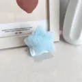 Süße hellblaue Plüsch Stern Haarklammer für Mädchen und süßes Winter Haaccessoire - Haarkralle Blau